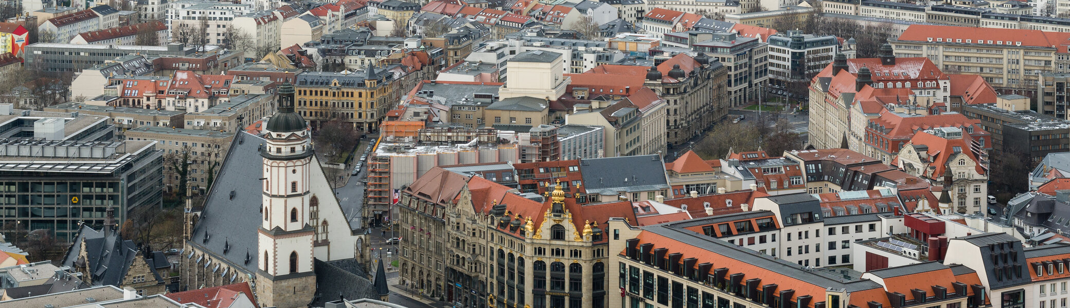 Innenstadt Leipzig mit Thomaskirche von Panorama Tower 2013 | © Tuxyso / Wikimedia Commons / CC BY-SA 3.0