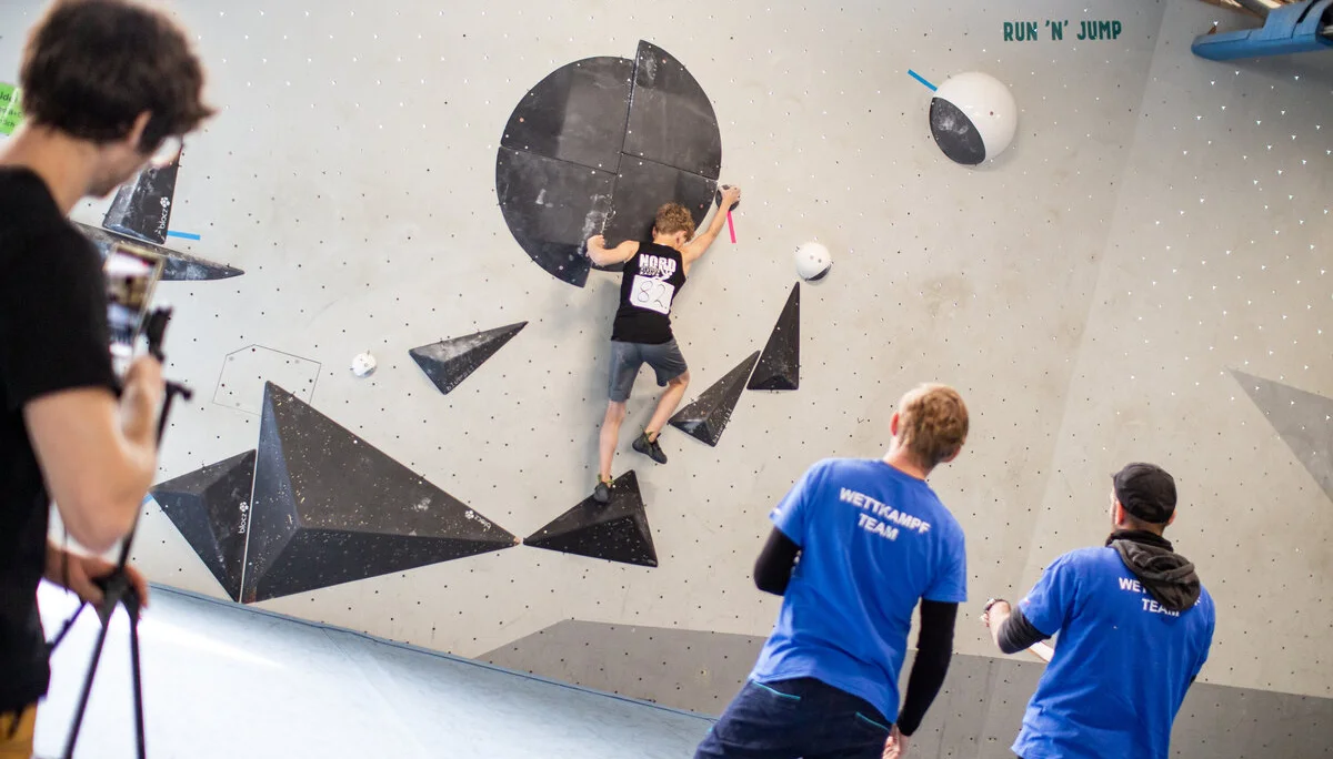 Landesmeisterschaft_Bouldern_Berlin_Sachsen_2022_Finale_Jugend_BC | © Kilian Dorner