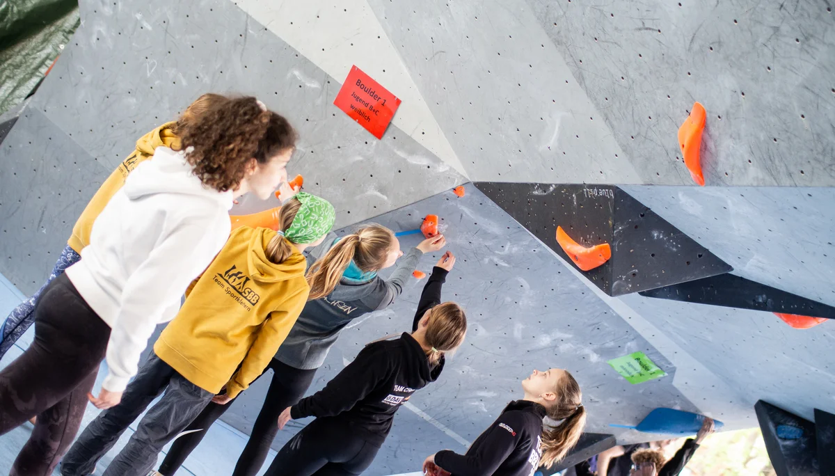 Landesmeisterschaft_Bouldern_Berlin_Sachsen_2022_Finale_Jugend_BC | © Kilian Dorner
