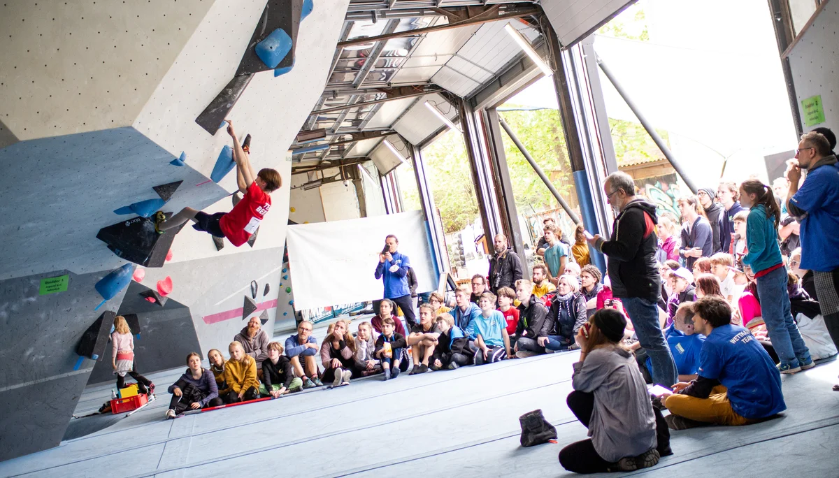 Landesmeisterschaft_Bouldern_Berlin_Sachsen_2022_Finale_Jugend_BC | © Kilian Dorner