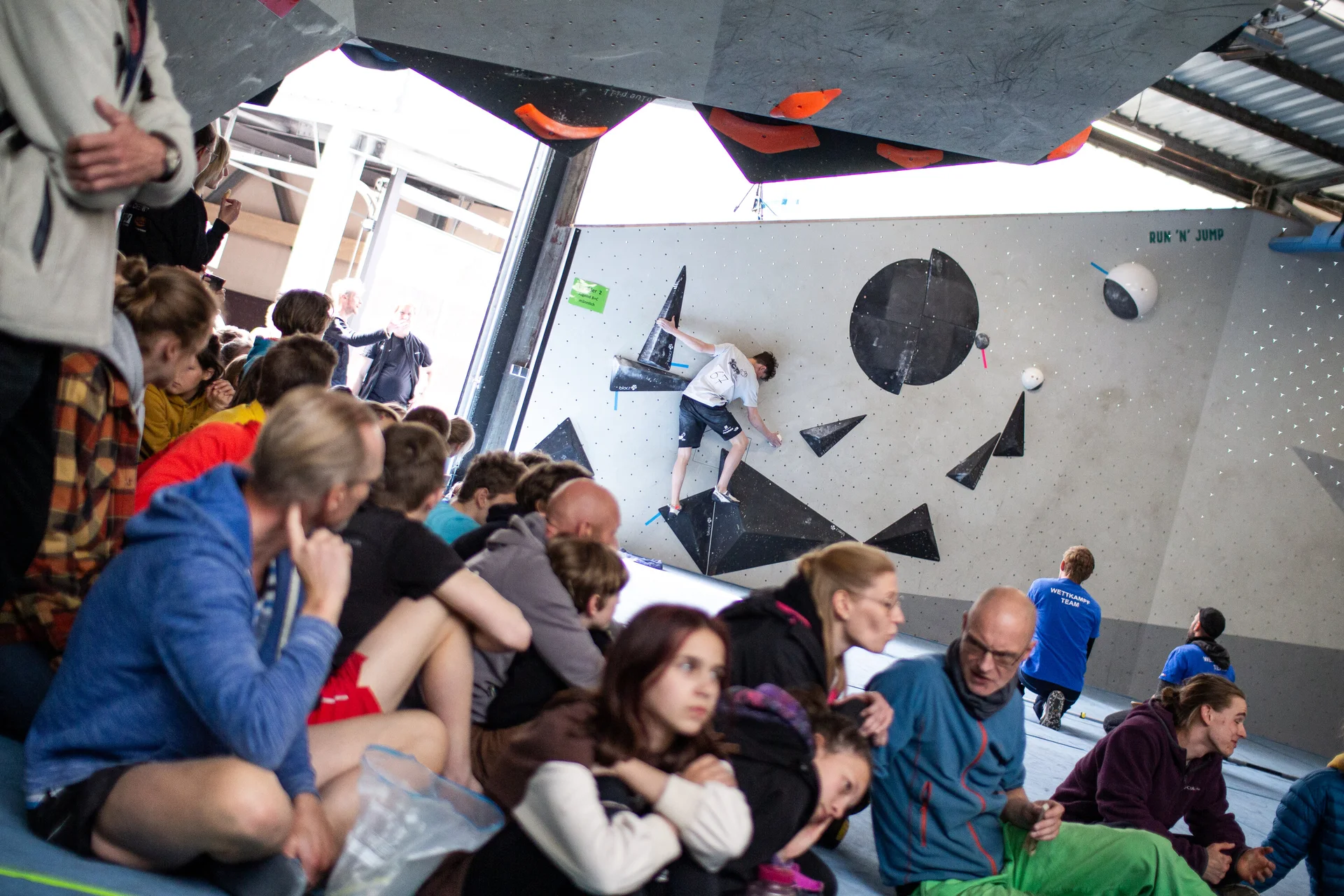 Landesmeisterschaft_Bouldern_Berlin_Sachsen_2022_Finale_Jugend_BC | © Kilian Dorner