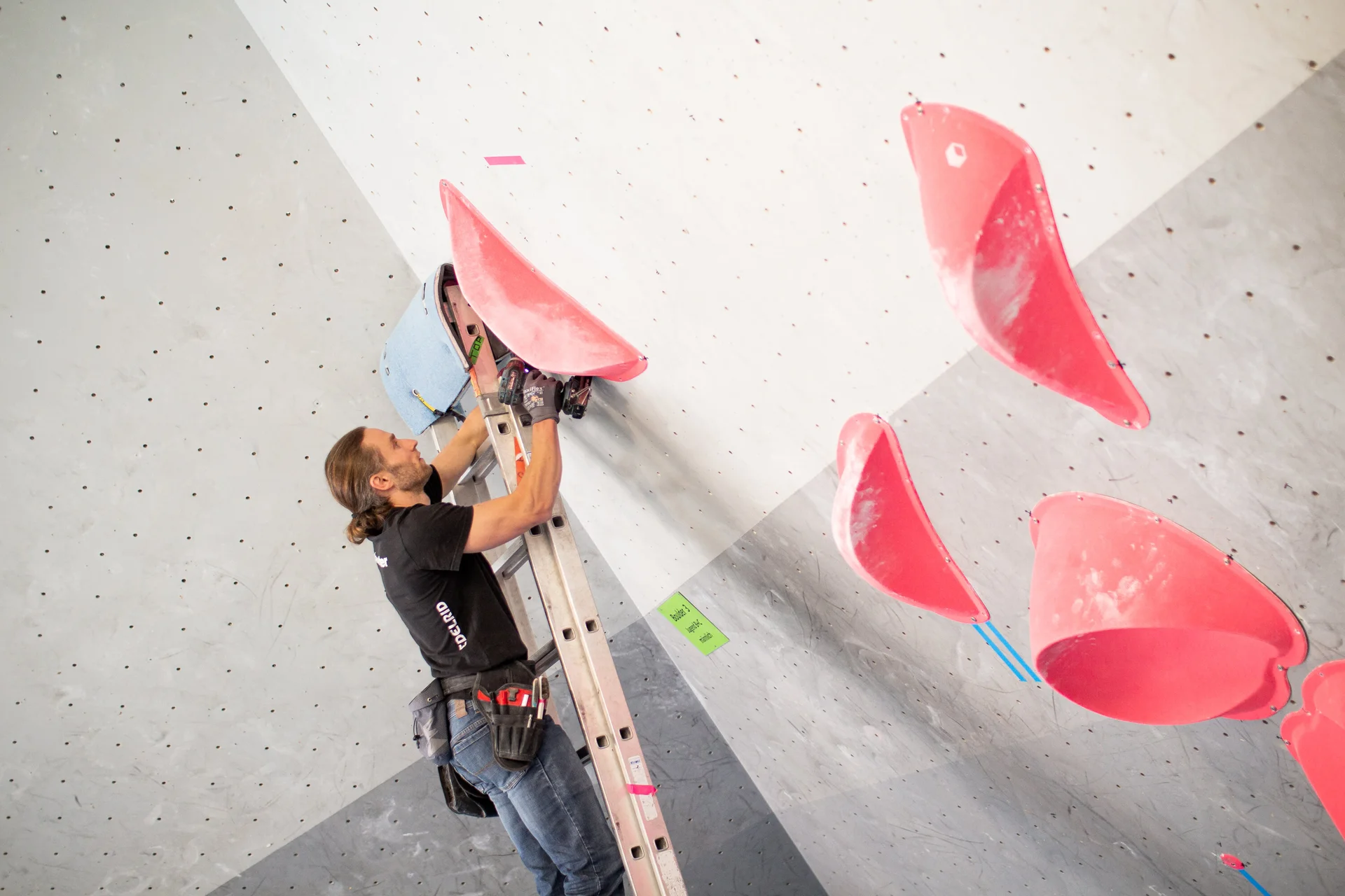 Landesmeisterschaft_Bouldern_Berlin_Sachsen_2022_Routesetting | © Kilian Dorner