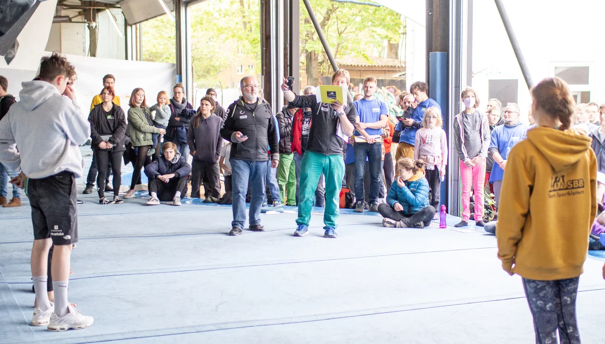 Landesmeisterschaft_Bouldern_Berlin_Sachsen_2022_Zuschauer | © Kilian Dorner