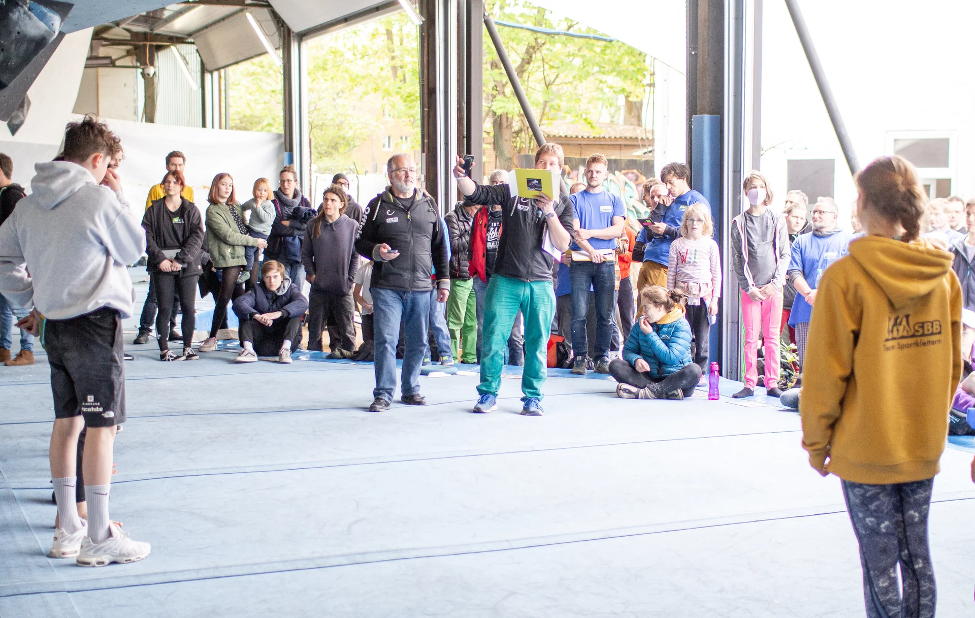 Landesmeisterschaft_Bouldern_Berlin_Sachsen_2022_Zuschauer | © Kilian Dorner