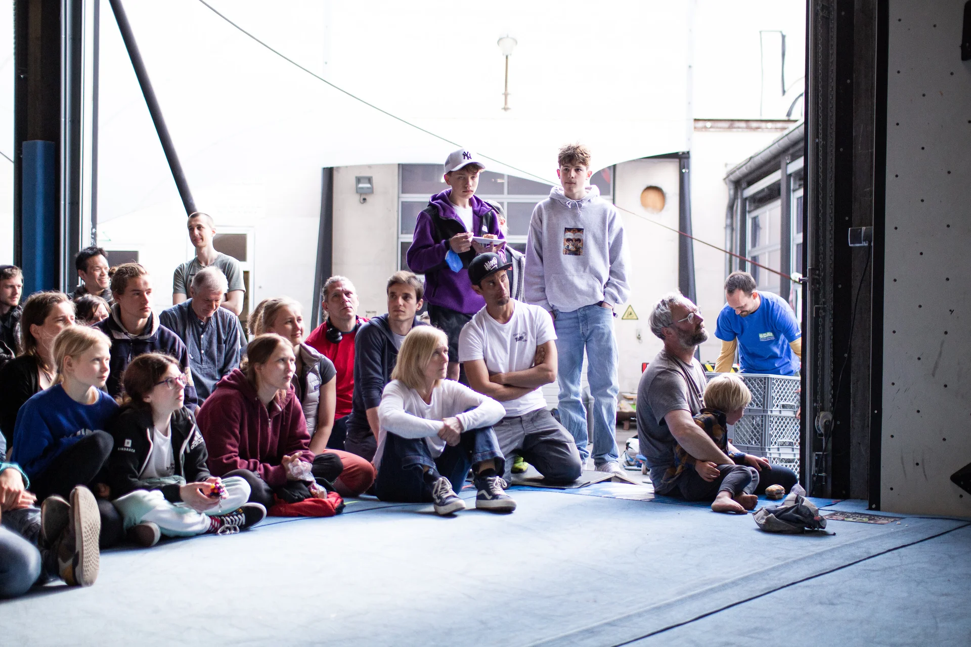 Landesmeisterschaft_Bouldern_Berlin_Sachsen_2022_Zuschauer | © Kilian Dorner