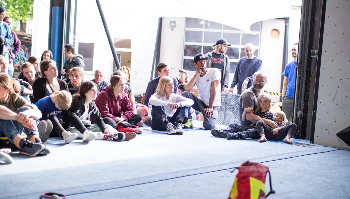 Landesmeisterschaft_Bouldern_Berlin_Sachsen_2022_Zuschauer | © Kilian Dorner