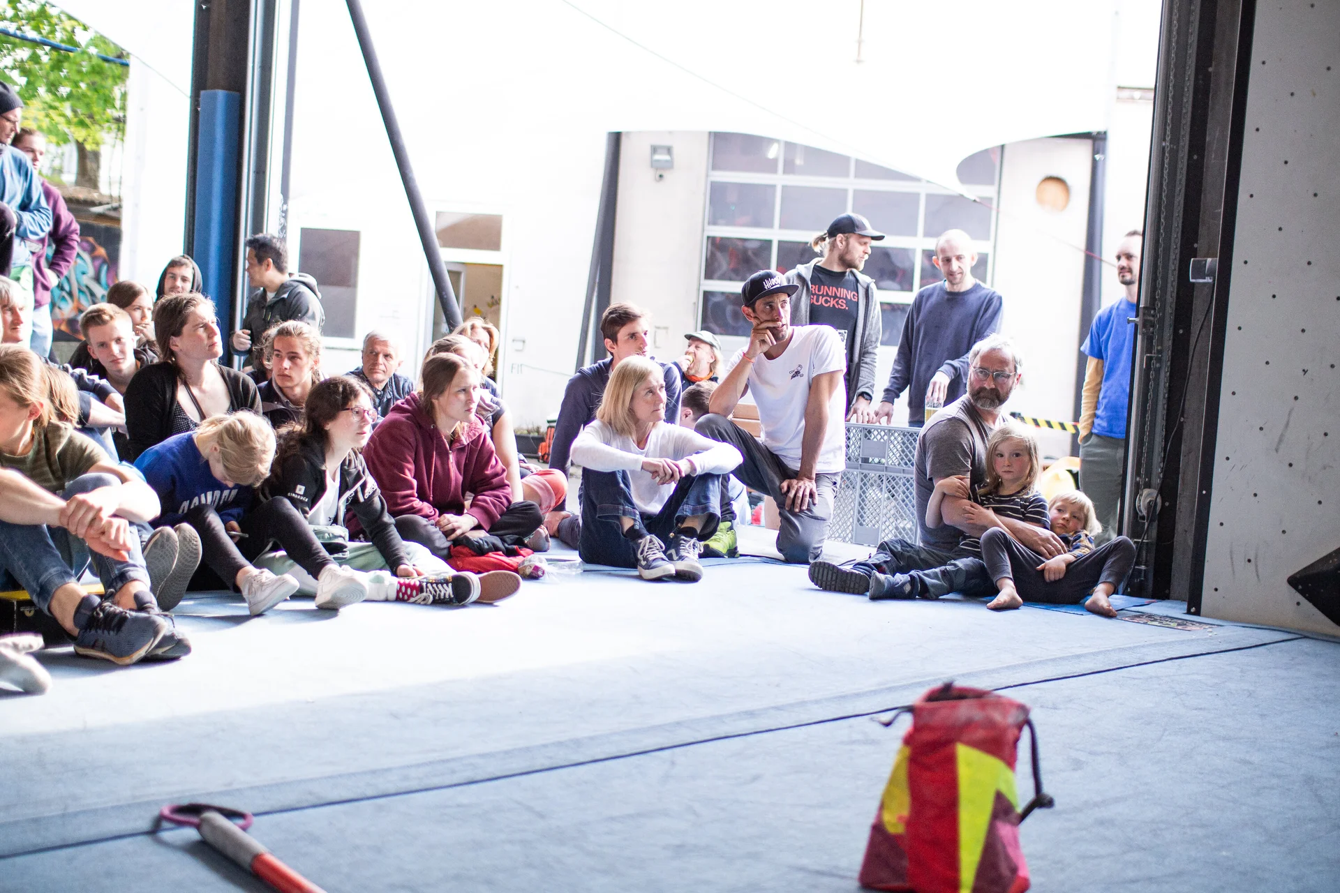 Landesmeisterschaft_Bouldern_Berlin_Sachsen_2022_Zuschauer | © Kilian Dorner
