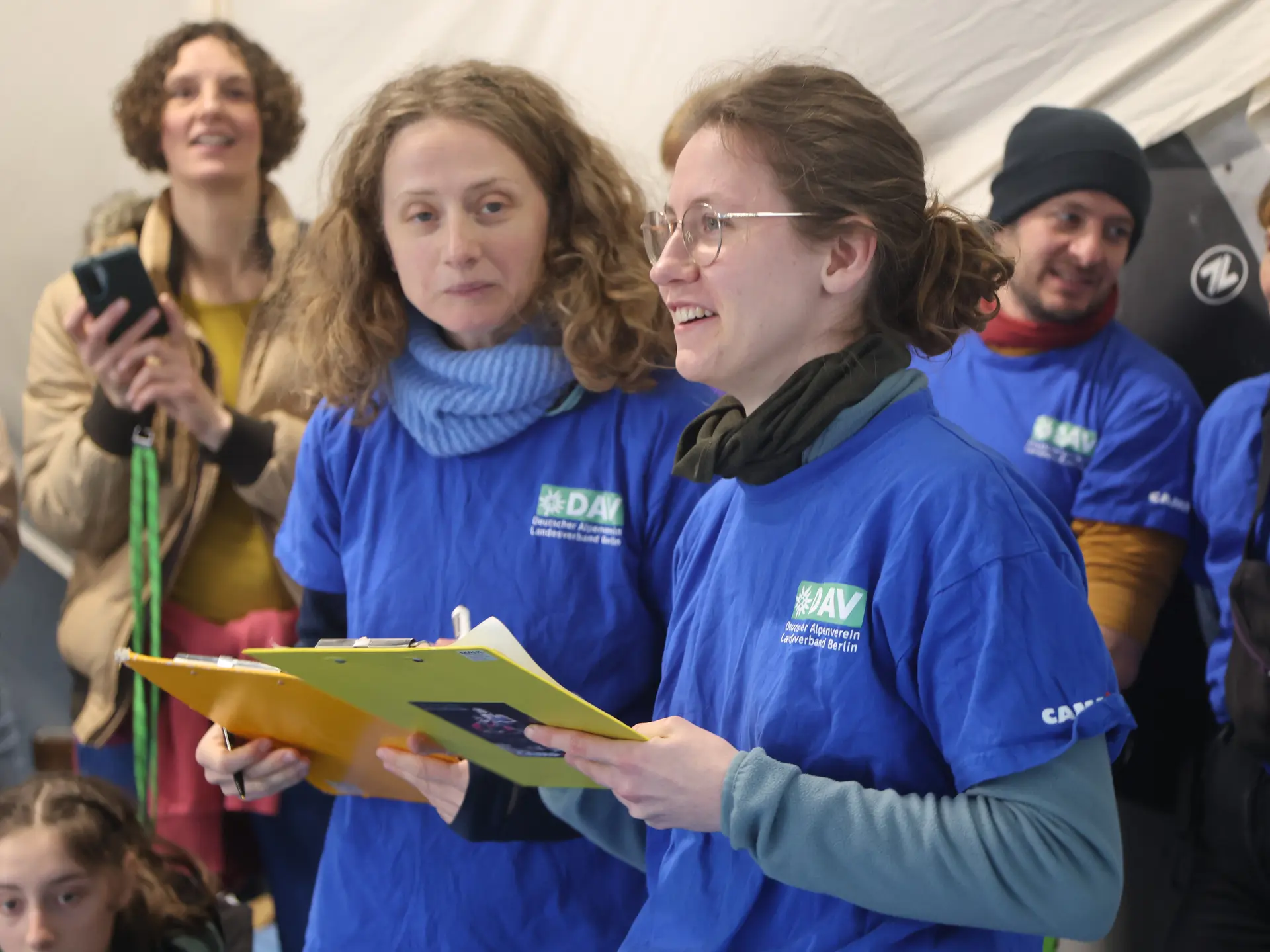 Schiedsrichten bei der LM Bouldern | © DAV LV Berlin