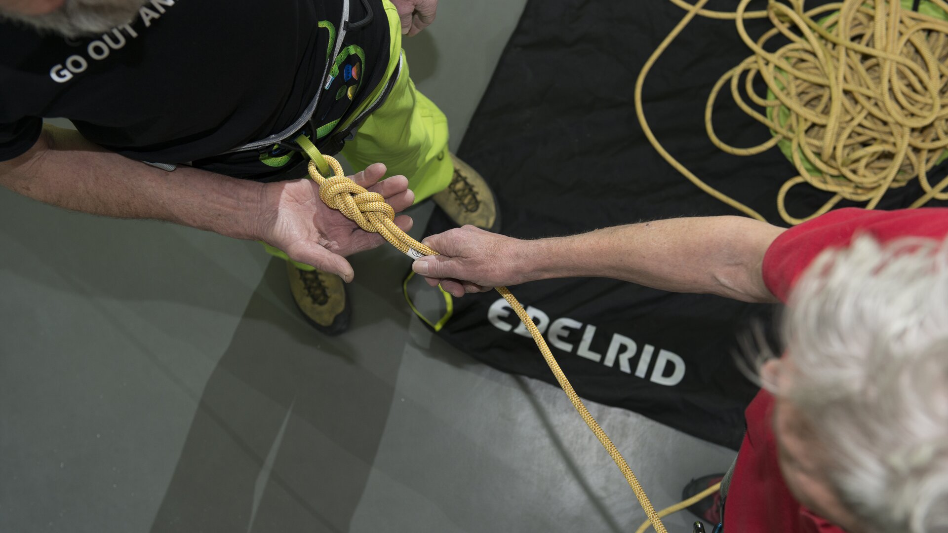 Partnercheck | © DAV/Thilo Brunner Ein Kletterpaar beim Partnercheck in einer Kletterhalle in Ulm. | © DAV/Thilo Brunner